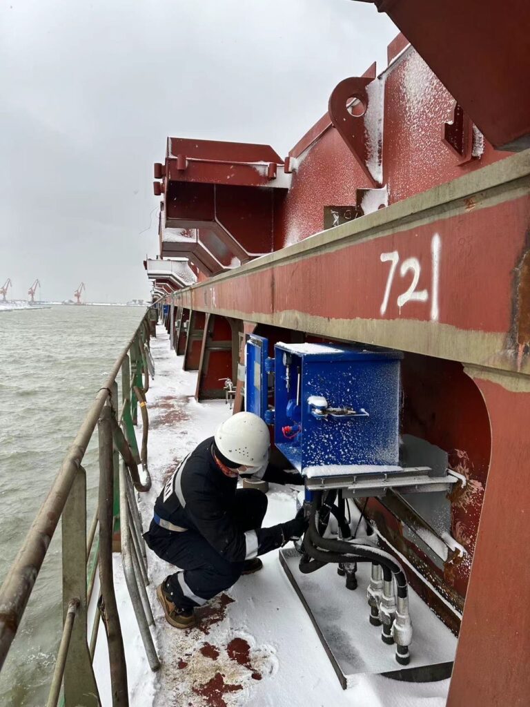 Hatch covers hydraulic system inspection