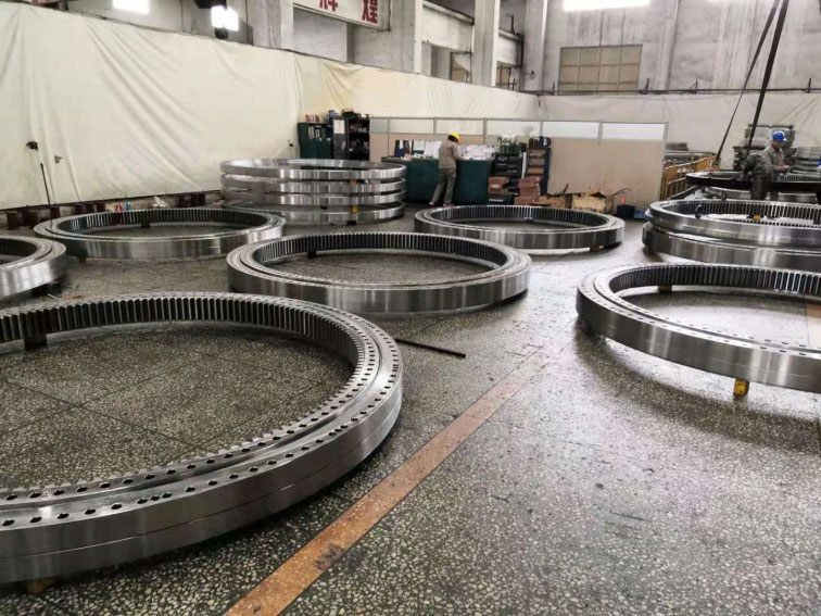 Slewing bearing